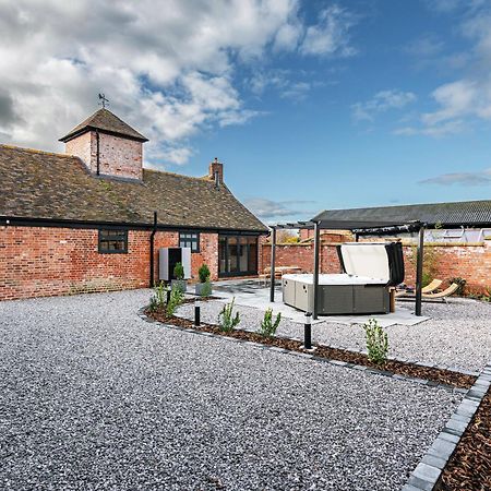Pigeon House - Unique Barn With Private Garden, Hot Tub And Wood Burner Villa Shrewsbury Bagian luar foto